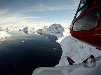 Heli over dybe fjorde