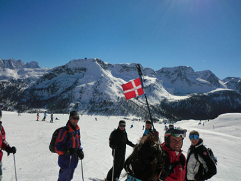 Skiguiderne Henrik og Per viser vejen