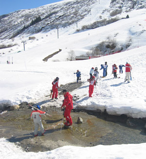 Skiskole krydser smeltevandsflod