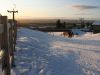 Skicenter vest imod dalen, under adgangsvejen til centrumbyen med broen.