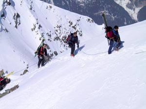 Skiløbere går til toppen af Valuga