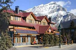 Vores hotel i Banff med Cascade Mountain i baggrunden