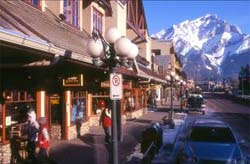 Banff Avenue med Cascade Mountain i baggrunden.