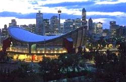 Calgary Flames hjemmebane med Dowtown i baggrunden.