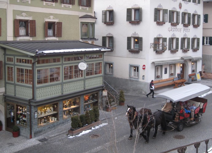Hyggelig gade i Hopfgarten by, hvor en hestekaret passerer