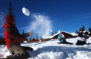 Sneboldskamp med børnene på skiskolen