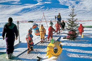 Børnene leger i St. Anton i Tirol