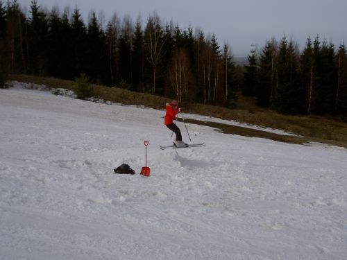 Ingeborg hopper med solid bagvægt, men de nye Twin tip ski bestod prøven.