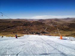 Danske skilærere giver afrikanere skiundervisning