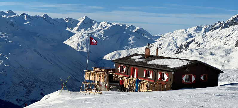 3 veninder på luksusskitur i Andermatt i Schweiz