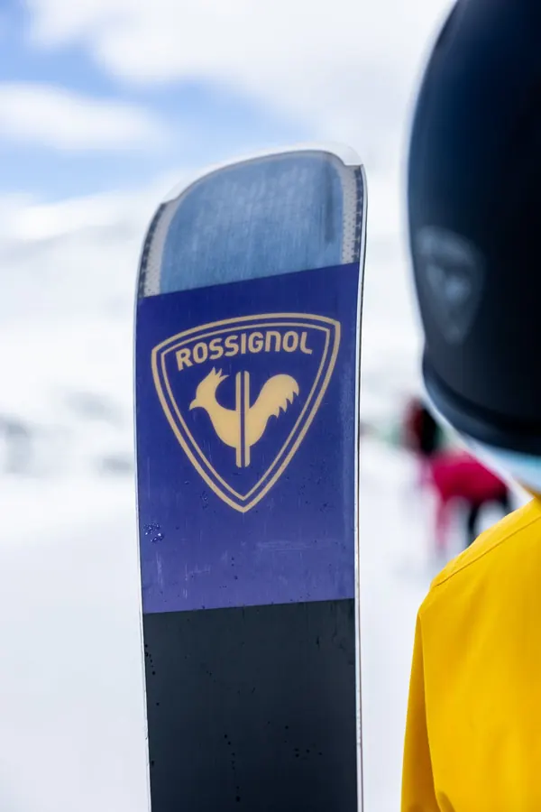 Rossignols hanelogo på toppen af en ski