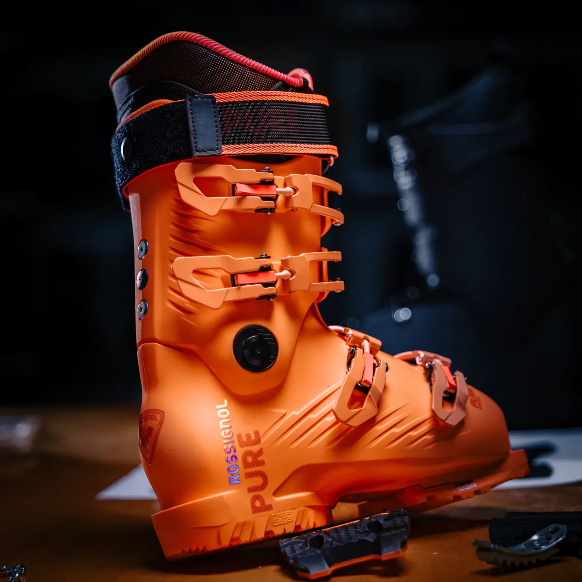 Orange Rossignol Pure-skistøvle på et arbejdsbord