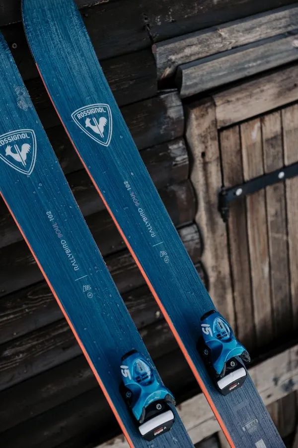 Blå Rossignol-ski lænet op ad en træhytte